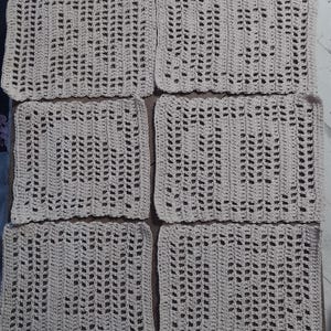 Peut inclure: Six dessous de verre carrés en crochet blanc cassé, disposés en grille. Chaque dessous de verre présente un motif ajouré répété de lignes verticales et de petites ouvertures, créant un aspect texturé. Les articles faits à la main sont exposés sur une surface neutre.