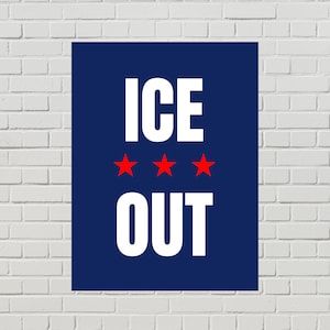 Puede incluir: Un póster azul marino con las palabras "ICE OUT" en letras blancas grandes. Tres estrellas rojas están centradas entre las palabras. El póster está contra una pared de ladrillos blancos.