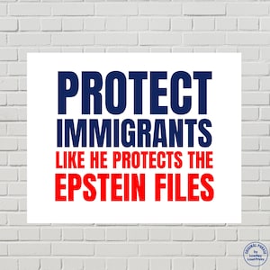 Może przedstawiać: Prostokątny znak z pogrubionym tekstem. Dwie górne linie zawierają napis PROTECT IMMIGRANTS ciemnoniebieskimi wielkimi literami. Dwie dolne linie zawierają napis LIKE HE PROTECTS THE EPSTEIN FILES czerwonymi wielkimi literami.