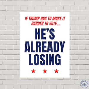 Può includere: Un cartello rettangolare bianco con testo in rosso e blu scuro. Il testo in alto recita IF TRUMP HAS TO MAKE IT HARDER TO VOTE... seguito da un testo più grande in blu scuro HE'S ALREADY LOSING. Tre stelle rosse sono in basso.