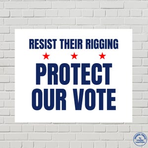Może przedstawiać: Biały prostokątny znak z napisem "RESIST THEIR RIGGING" nad "PROTECT OUR VOTE" w kolorze granatowym. Trzy czerwone gwiazdy znajdują się pomiędzy dwoma wyrażeniami. Znak znajduje się na tle białej ceglanej ściany.