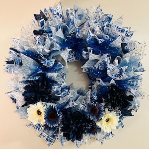Blumenkranz in Marineblau und Silber