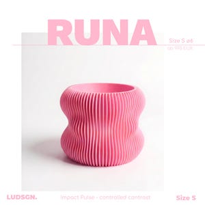 Könnte beinhalten: Ein leuchtend pinker Übertopf mit gerippter, sanduhrförmiger Außenseite. Der Text RUNA ist in großen pinken Buchstaben über dem Objekt gedruckt, mit Size S ø6 rechts daneben sowie LUDSGN. und Size S am unteren Rand.