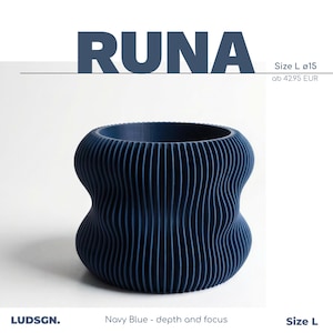 Könnte beinhalten: Ein marineblauer Übertopf mit vertikaler Rippenstruktur und einer geschwungenen, sanduhrartigen Silhouette. Das Objekt ist mit dem Text RUNA, Size L und dem Durchmesser-Symbol gefolgt von 15 beschriftet. Der Markenname LUDSGN ist unten sichtbar.