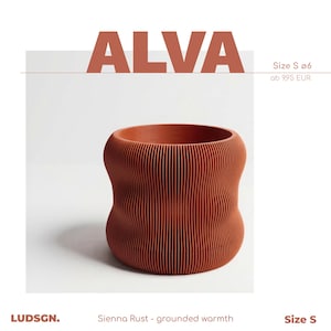 Puede incluir: Una taza de cerámica blanca con un asa negra y el texto "But First, Coffee" en negrita negra. La taza está sobre una superficie de madera. La taza mide aproximadamente 10 cm de alto.