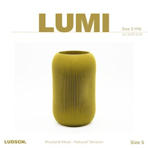Op de afbeelding: Mosterdmoskleurige vaas met verticale geribbelde textuur. De vaas heeft een cilindrische vorm met een licht gebogen profiel. Het woord "LUMI" staat bovenaan, met de tekst "Size S H16" en "Mustard Moss - Natural Tension".