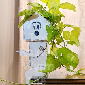 Cuatro señales de mano y once opciones de tatuajes ofrecen más personalización y un toque personal con este soporte para plantas en maceta Nakey Guy con lima láser.