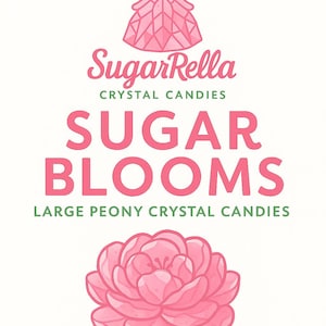 Puede incluir: Un fondo blanco presenta el texto "SugarRella Crystal Candies" y "Sugar Blooms Large Peony Crystal Candies" en rosa y verde. Una ilustración de flor de peonía rosa en la parte inferior y una princesa de dibujos animados en la parte superior.