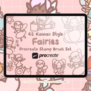 Könnte beinhalten: Eine digitale Illustration eines Sets mit 42 Kawaii Style Fairies Procreate Stamp Brush Set. Das Bild zeigt einen Tablet-Bildschirm mit einer Vielzahl von Feen-Illustrationen in verschiedenen Posen und Stilen. Der Text "42 Kawaii Style Fairies Procreate Stamp Brush Set" wird auf dem Bildschirm angezeigt.