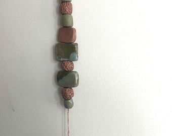 Adorno de pared de cerámica hecho a mano: decoración rústica de gres verde y marrón, accesorio decorativo inspirado en el Wabi Sabi.