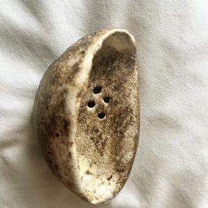 Handgemachte dunkle Keramik-Seifenschale - Rustikales Wabi-Sabi Badezimmer Dekor
