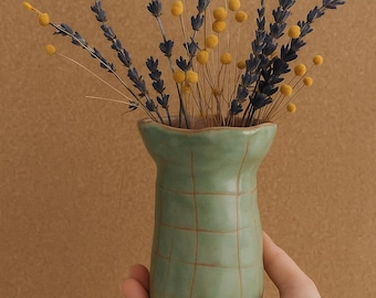 セラミック製の花瓶。緑と茶色の色合いの層を組み合わせて手作りされ