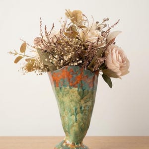 Vaso de cerâmica artesanal com esmalte escorrendo exclusivo - peça decorativa rústica em tons de verde-azulado e laranja.