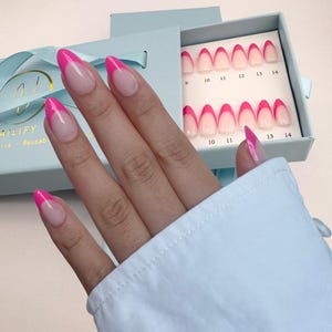 Uñas postizas Berry Line: borde rosa frambuesa, uñas cortas tipo ataúd