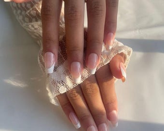 French Luxe Press On Nails – Acrilico morbido a bara con bordo bianco