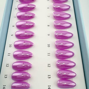Chroompaars pers op de nagels: kort amandel herbruikbaar acryl - bruiloft en feest