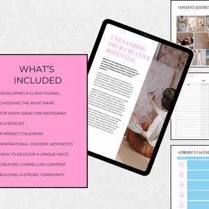 Pu&ograve; includere: Un tablet digitale mostra il testo "Unleashing Your Creative Potential" e un elenco rosa di elementi inclusi: canalizzazione dei clienti, scelta del nome, idee per Instagram, lista di controllo, calendario del progetto, estetica dei contenuti, voce unica, contenuti accattivanti e community.