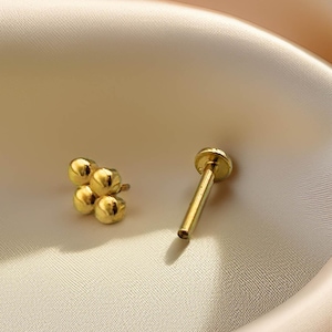 Piercing a perno a grappolo con sfere in oro massiccio 14 carati – Piercing a fondo piatto per trago, elica, cartilagine / Orecchino a vite in oro vero