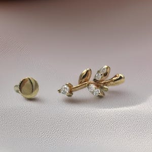 Orecchino a perno a forma di ramo in foglia d'oro massiccio 14K, piercing naturale a fondo piatto, filettatura interna 16G