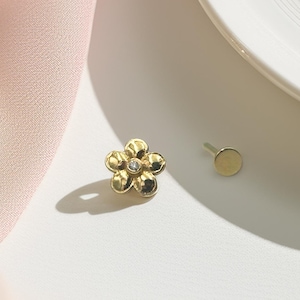 Piercing a forma di fiore in oro massiccio 14 carati, perno posteriore piatto filettato internamente 16 g, orecchino per cartilagine