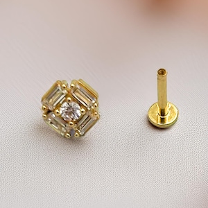 Aretes tipo baguette en oro macizo de 14 quilates con rosca trasera de circonitas, rosca interna para cartílago y trago.