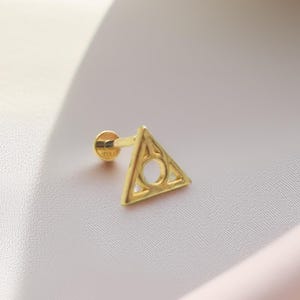 Pendiente triangular de oro macizo de 14 quilates, perforación geométrica con cierre de rosca, pendiente moderno para cartílago, pendiente para trago de oro de 14 quilates