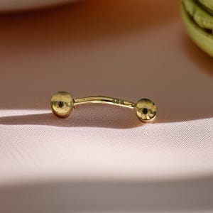 Piercing de barra curva de oro macizo de 14 quilates: barra industrial minimalista de oro de 1,5 cm para piercing en la oreja, ceja o cartílago.
