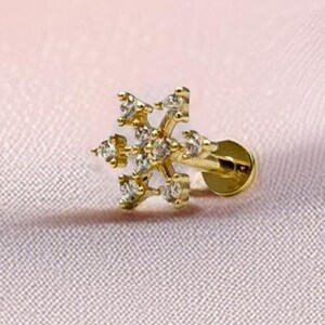 Piercing em formato de floco de neve em ouro maciço 14K, delicado brinco de flor em forma de estrela, rosca interna, 16G, cartilagem com parte traseira plana