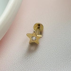 Brinco de cartilagem em forma de estrela de ouro 14K com zircônia, piercing delicado em forma de estrela com parte traseira plana, pino 16G com rosca interna