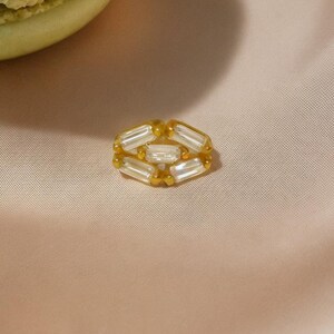 Piercing hexagonal de oro macizo de 14 quilates • Pendiente geométrico para cartílago • Perno prisionero plano tipo baguette • Piercing con rosca en oro real • Hélice de caracola