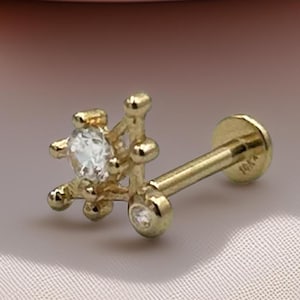 Piercing Starburst em ouro maciço 14K, brinco de cartilagem em ouro, joia Helix delicada, piercing celestial no tragus, estrela dourada com parte traseira plana