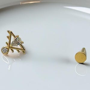 Piercing geométrico triangular de oro macizo de 14 quilates: circonita cúbica redonda y colgante, pendiente de trago con rosca plana, piercing moderno para cartílago.