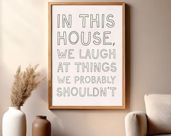 Lámina decorativa de pared "En esta casa nos reímos de las cosas", ideal para porche, pasillo, cocina o dormitorio. También sirve como póster humorístico.
