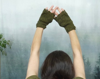 Shetland Hushinish Mitts in pure Shetland wool, hand knitted lace edging moss green fingerless gloves, slow fashion, ready to ship