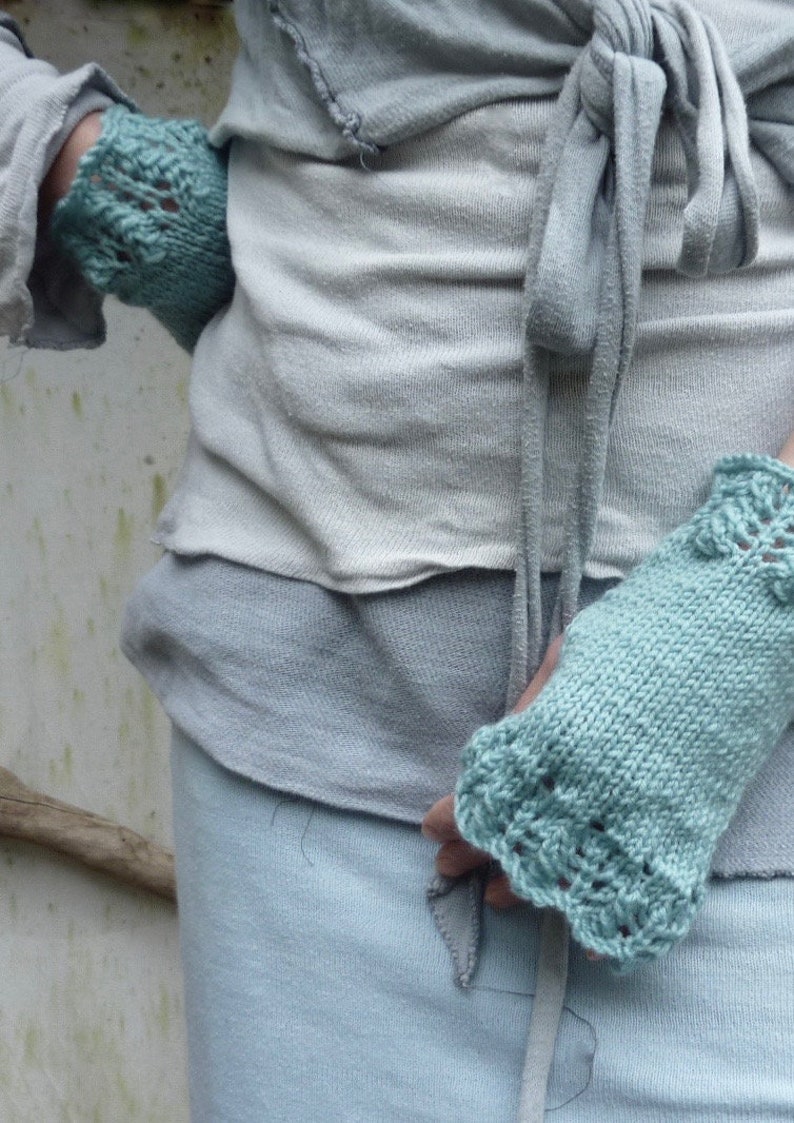 Hushinish Mitts Knitting PATTERN easy to knit, lots of creative options, pretty, lace edging, use any DK yarn PDF image 6