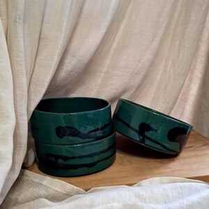 Ceramiczny głęboki talerz, nowoczesna, teksturowana miska, ręcznie robiony zestaw talerzy do układania w stosy, ceramika pełna emocji, wyjątkowy prezent do domu