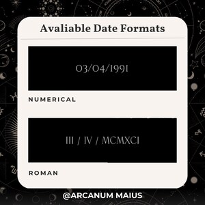 Peut inclure: Un graphique pr&eacute;sentant des formats de date. La section sup&eacute;rieure affiche "03/04/1991" sous "NUMERICAL". La section inf&eacute;rieure montre "III / IV / MCMXCI" sous "ROMAN". Le texte "Avaliable Date Formats" est en haut.