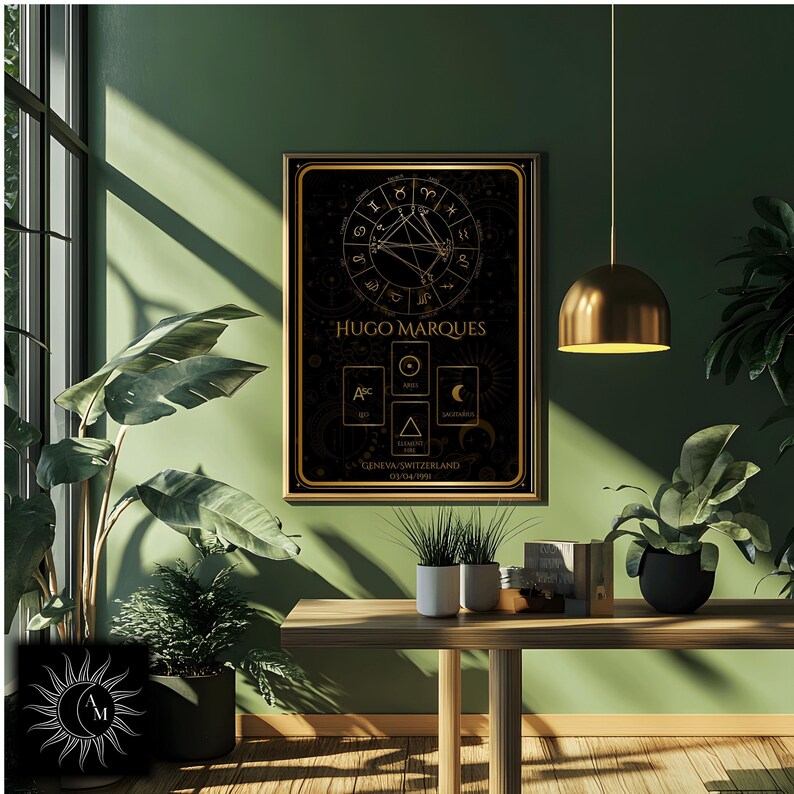 Peut inclure: Un tableau astrologique noir et or encadr&eacute; avec le nom "HUGO MARQUES" et le texte "GENEVA SWITZERLAND 03/04/1991". Le tableau pr&eacute;sente des symboles du zodiaque, des formes g&eacute;om&eacute;triques et des illustrations de cartes de tarot. Le cadre est dor&eacute;.