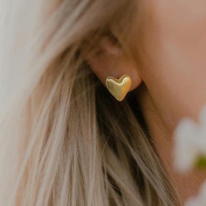 Mini Puffy Herz Ohrstecker: Gold oder Silber Ton