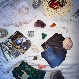 Pronóstico del Tarot para el año 2025-26 - Tirada de 12 cartas - Cronología interactiva / PDF del mismo día