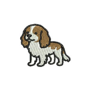 Puede incluir: Parche bordado de un perro Cavalier King Charles Spaniel. El perro está representado de pie, con pelaje marrón y blanco, ojos negros y nariz negra. El parche tiene un fondo blanco y un contorno negro.