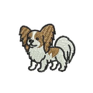 以下が含まれることがあります： パピヨン犬の刺繍ワッペン。犬は白と茶色の毛並みで、大きなフリンジの耳があり、立っています。ワッペンは黒で縁取られ、白い背景があります。
