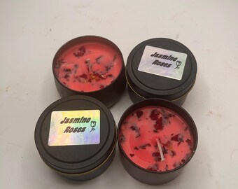 Esta vela huele a jazmín y rosas.
