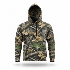 Puede incluir: Una sudadera con capucha de camuflaje con un patr&oacute;n de hojas de roble y corteza de &aacute;rbol marrones, verdes y beiges. La parte superior de manga larga tiene una capucha con cord&oacute;n y pu&ntilde;os acanalados.