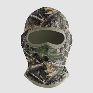 Puede incluir: Un pasamonta&ntilde;as de camuflaje con un patr&oacute;n marr&oacute;n, verde y beige. Tiene una abertura ovalada para los ojos y una cobertura para el cuello. Los bordes de la abertura para los ojos y la parte inferior est&aacute;n ribeteados con tela verde oliva.
