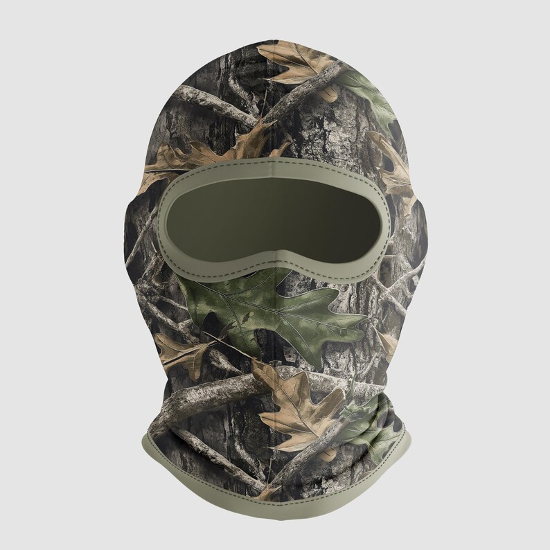 Puede incluir: Un pasamonta&ntilde;as de camuflaje con un patr&oacute;n marr&oacute;n, verde y beige. Tiene una abertura ovalada para los ojos y una cobertura para el cuello. Los bordes de la abertura para los ojos y la parte inferior est&aacute;n ribeteados con tela verde oliva.