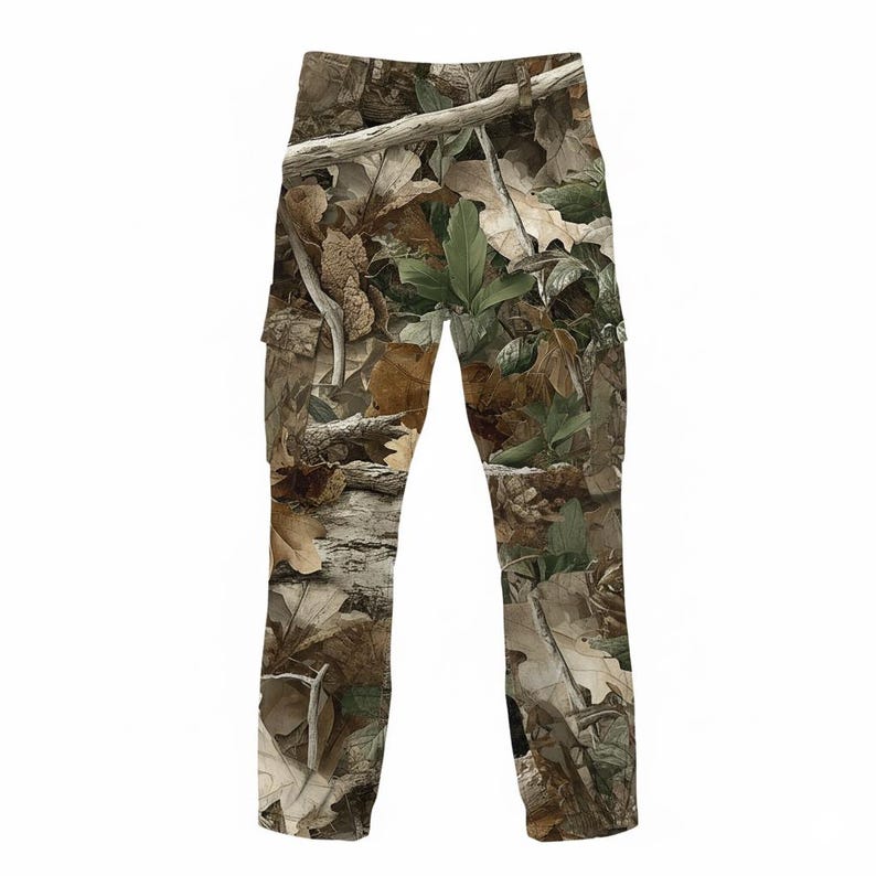 Puede incluir: Pantalones cargo de camuflaje con un patr&oacute;n realista de hojas de bosque en tonos marr&oacute;n, verde y beige. Los pantalones tienen m&uacute;ltiples bolsillos y una trabilla para el cintur&oacute;n. Ideales para actividades al aire libre, caza o un estilo r&uacute;stico.