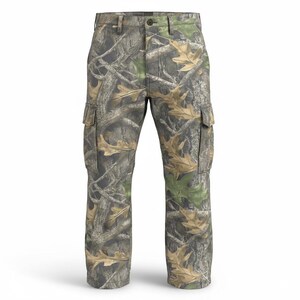 Puede incluir: Pantalones cargo de camuflaje con un patr&oacute;n de bosque en tonos verdes, marrones y beige. Los pantalones tienen dos bolsillos cargo laterales y cierre de bot&oacute;n y cremallera. La tela est&aacute; estampada con hojas y ramas realistas.