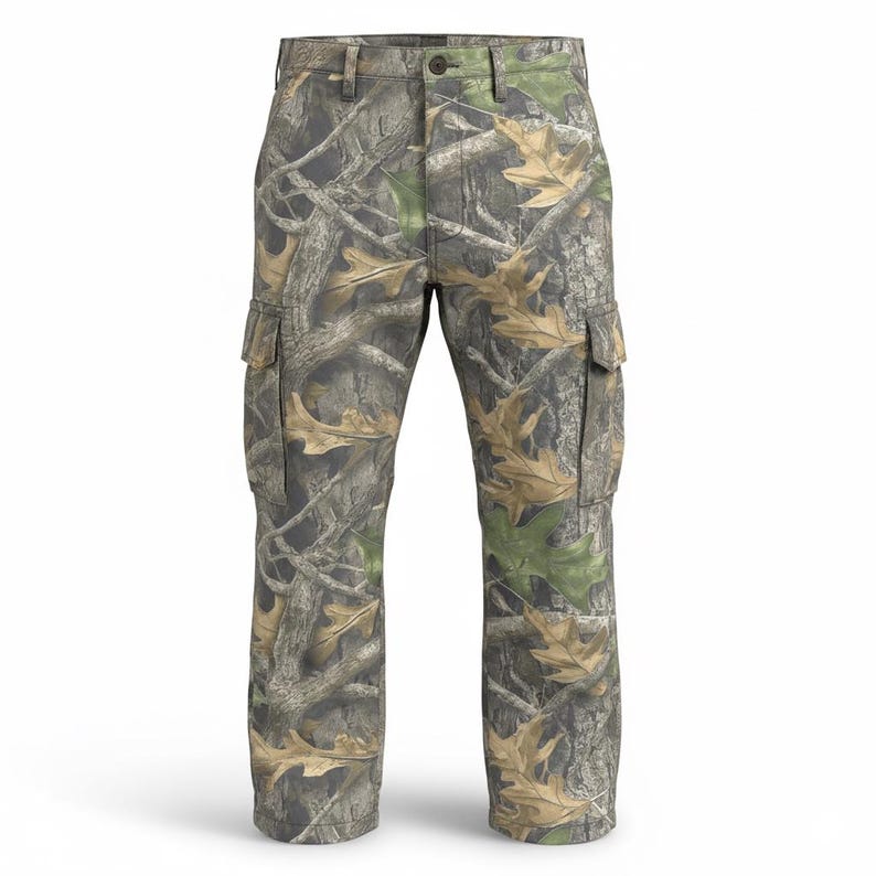 Puede incluir: Pantalones cargo de camuflaje con un patr&oacute;n de bosque en tonos verdes, marrones y beige. Los pantalones tienen dos bolsillos cargo laterales y cierre de bot&oacute;n y cremallera. La tela est&aacute; estampada con hojas y ramas realistas.
