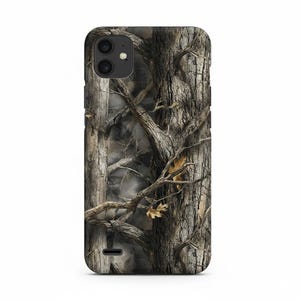 Puede incluir: Una funda para smartphone con un dise&ntilde;o de camuflaje de corteza y ramas de &aacute;rboles en tonos marr&oacute;n, gris y beige. La funda tiene recortes para la c&aacute;mara y los botones.